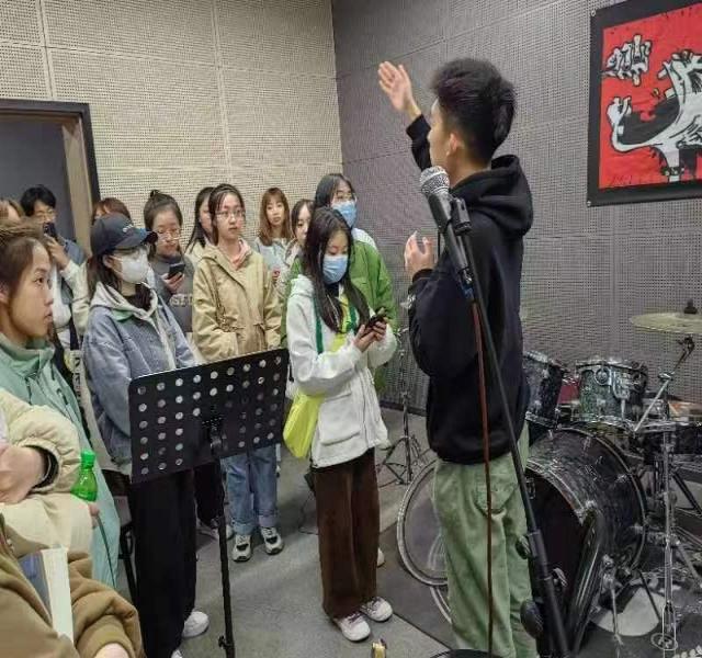 【完满演绎·课堂篇】朋辈课堂:岳辰飞学长带你共同探索校园艺术文化