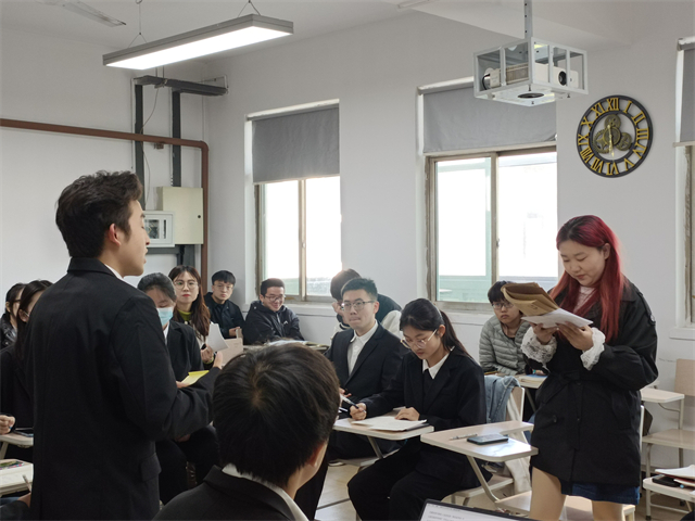 【完满演绎·课堂篇】唇枪舌剑,辩场争锋——远景学院“生活需不需要精打细算”课堂辩论赛