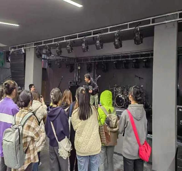 【完满演绎·课堂篇】朋辈课堂:岳辰飞学长带你共同探索校园艺术文化