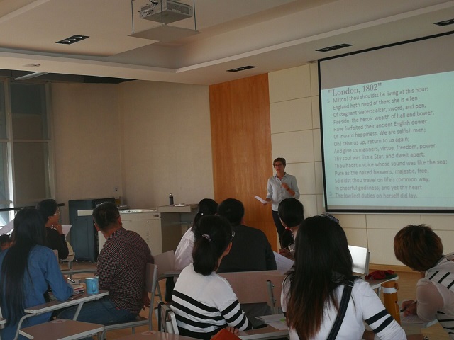 互动课堂:这里有诗和远方——远景学院新学期首次青年教师教学示范课成功举办