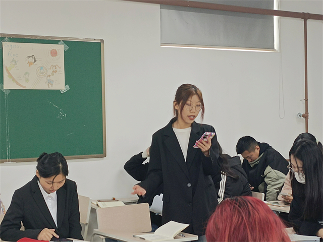 【完满演绎·课堂篇】唇枪舌剑,辩场争锋——远景学院“生活需不需要精打细算”课堂辩论赛