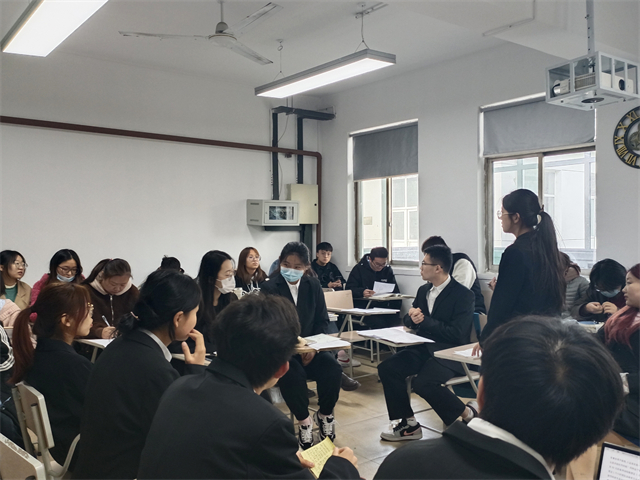 【完满演绎·课堂篇】唇枪舌剑,辩场争锋——远景学院“生活需不需要精打细算”课堂辩论赛