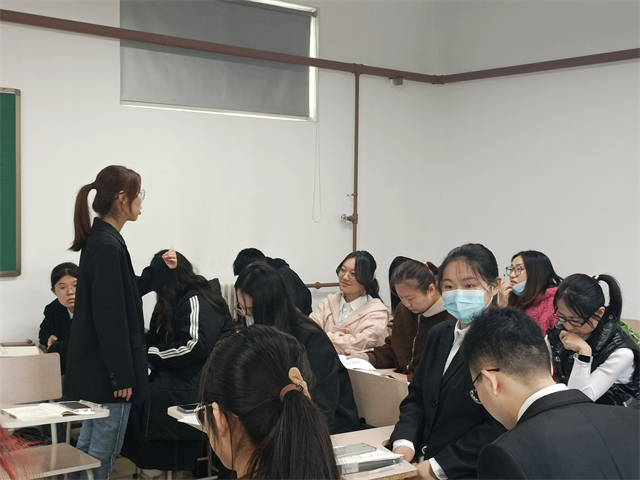 【完满演绎·课堂篇】唇枪舌剑,辩场争锋——远景学院“生活需不需要精打细算”课堂辩论赛
