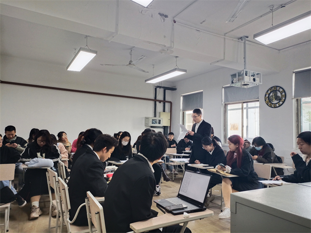 【完满演绎·课堂篇】唇枪舌剑,辩场争锋——远景学院“生活需不需要精打细算”课堂辩论赛