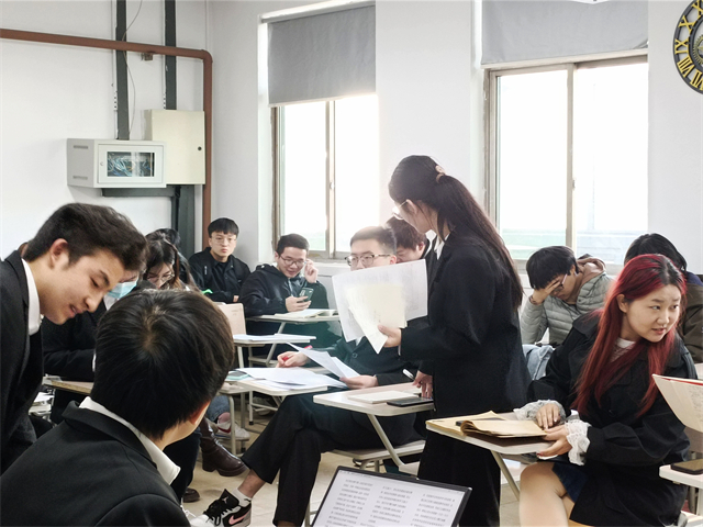 【完满演绎·课堂篇】唇枪舌剑,辩场争锋——远景学院“生活需不需要精打细算”课堂辩论赛