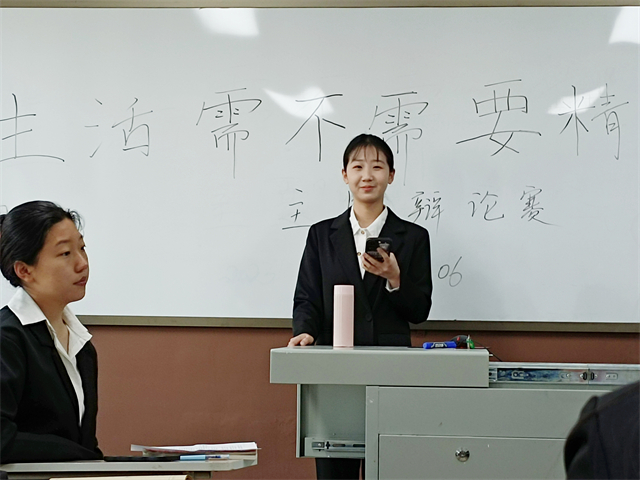【完满演绎·课堂篇】唇枪舌剑,辩场争锋——远景学院“生活需不需要精打细算”课堂辩论赛