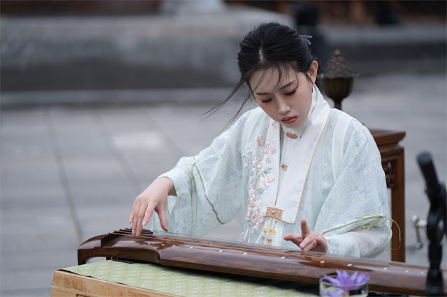【远景大讲堂】素琴挥雅操,清声随风起——青年古琴演奏家刘雨朦做客远景大讲堂