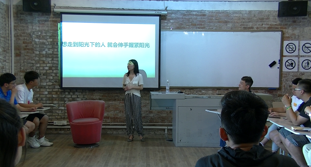 【桑梓情深·校友篇】想走到阳光下的人，就会伸手紧握阳光