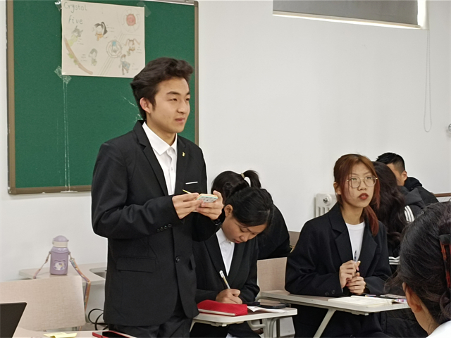 【完满演绎·课堂篇】唇枪舌剑,辩场争锋——远景学院“生活需不需要精打细算”课堂辩论赛