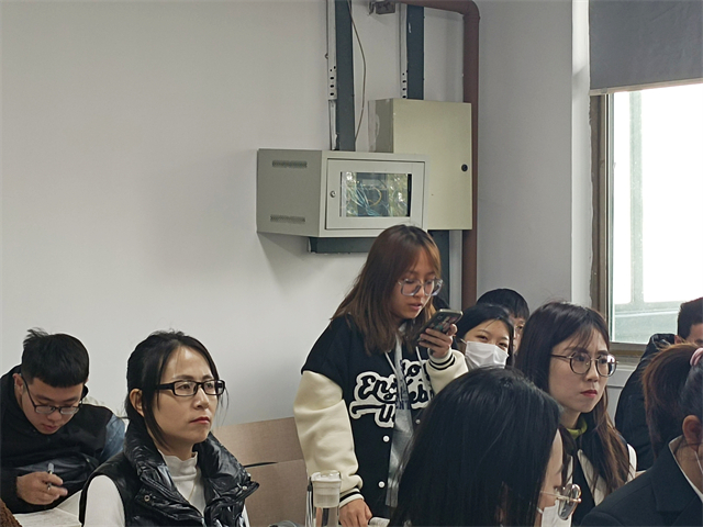【完满演绎·课堂篇】唇枪舌剑,辩场争锋——远景学院“生活需不需要精打细算”课堂辩论赛