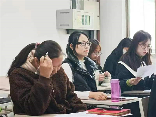 【完满演绎·课堂篇】唇枪舌剑,辩场争锋——远景学院“生活需不需要精打细算”课堂辩论赛