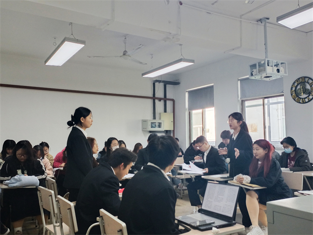 【完满演绎·课堂篇】唇枪舌剑,辩场争锋——远景学院“生活需不需要精打细算”课堂辩论赛