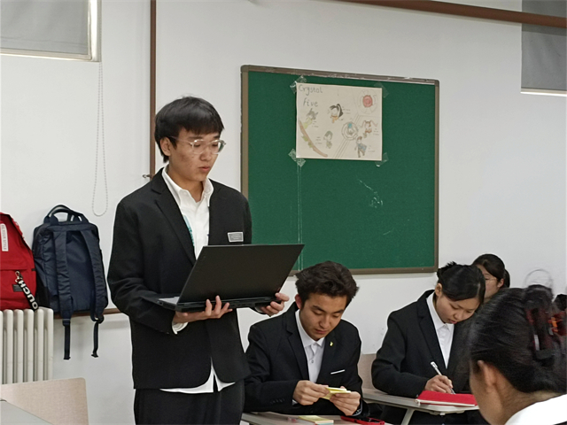 【完满演绎·课堂篇】唇枪舌剑,辩场争锋——远景学院“生活需不需要精打细算”课堂辩论赛