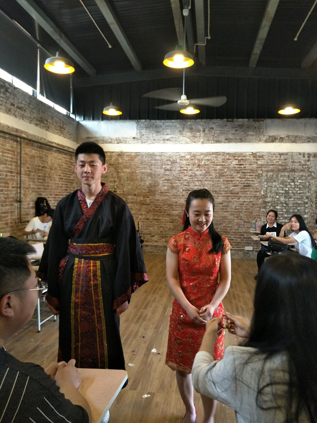 【完满演绎·课堂篇】东西齐奏 展婚礼习俗
